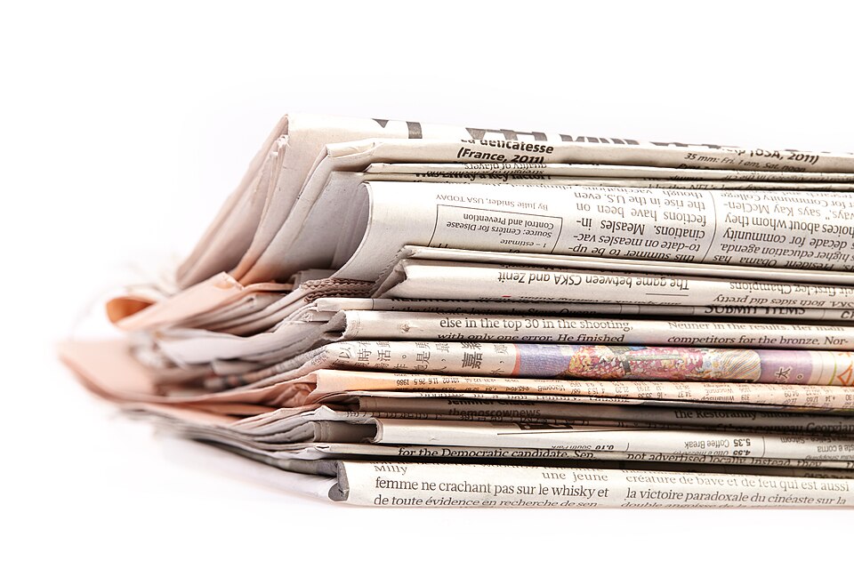 積み重ねられた新聞