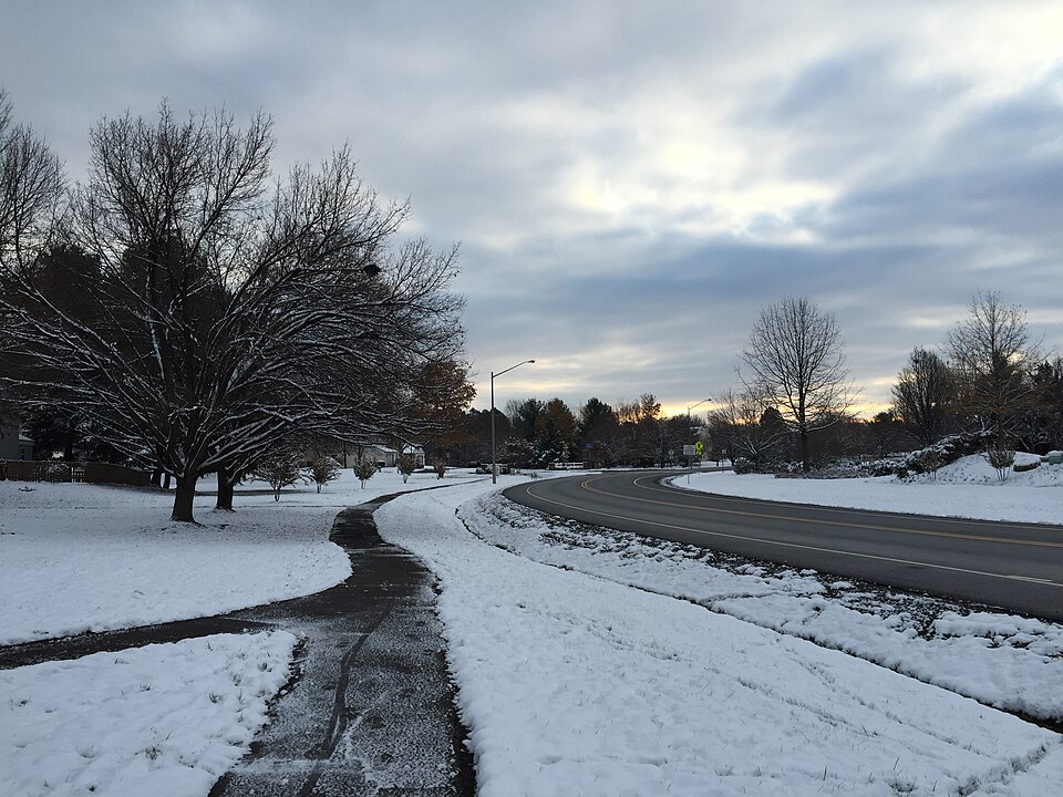 雪が残る朝の公園の散歩道