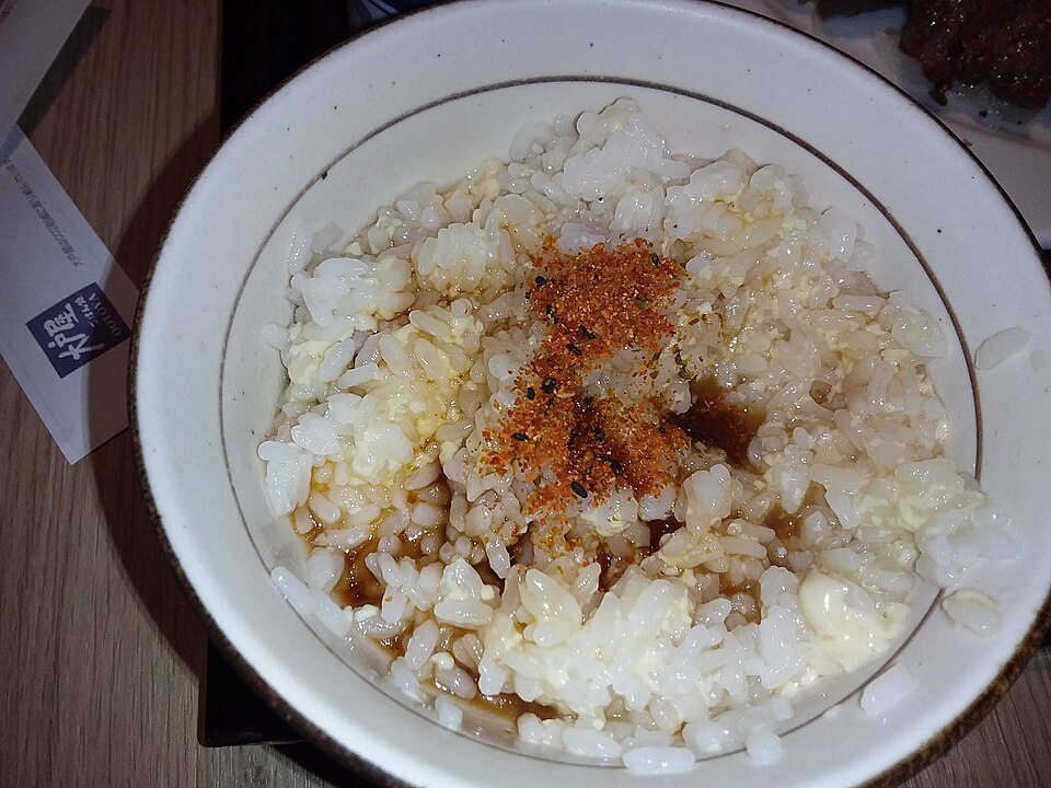 茶わんに盛った白いご飯
