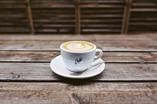 テーブルの上のコーヒーカップ