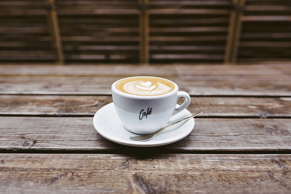 テーブルの上のコーヒーカップ