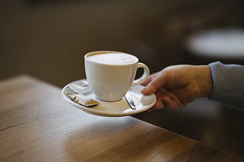 テーブルに置かれたコーヒーカップ