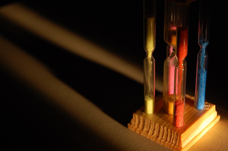 Multiple hourglasses with different delays