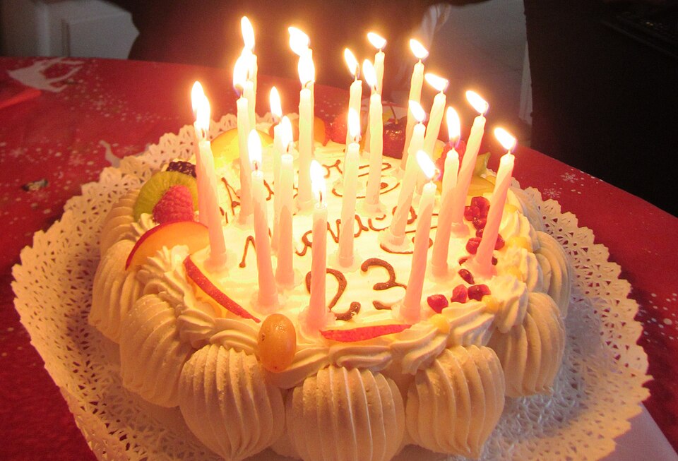 誕生日のケーキとろうそく