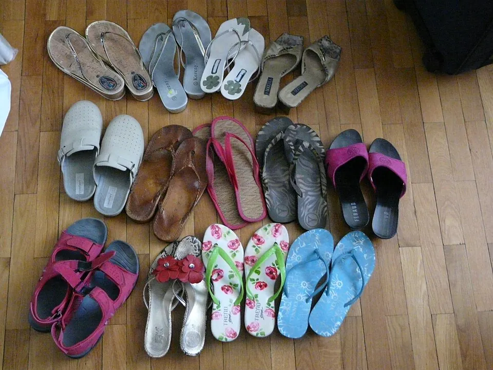 木の床に置かれた靴
