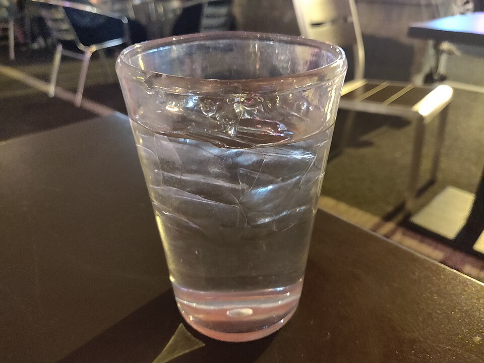 氷水の入ったグラス