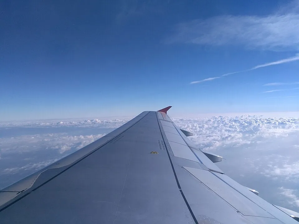 雲の上を飛ぶ飛行機の翼