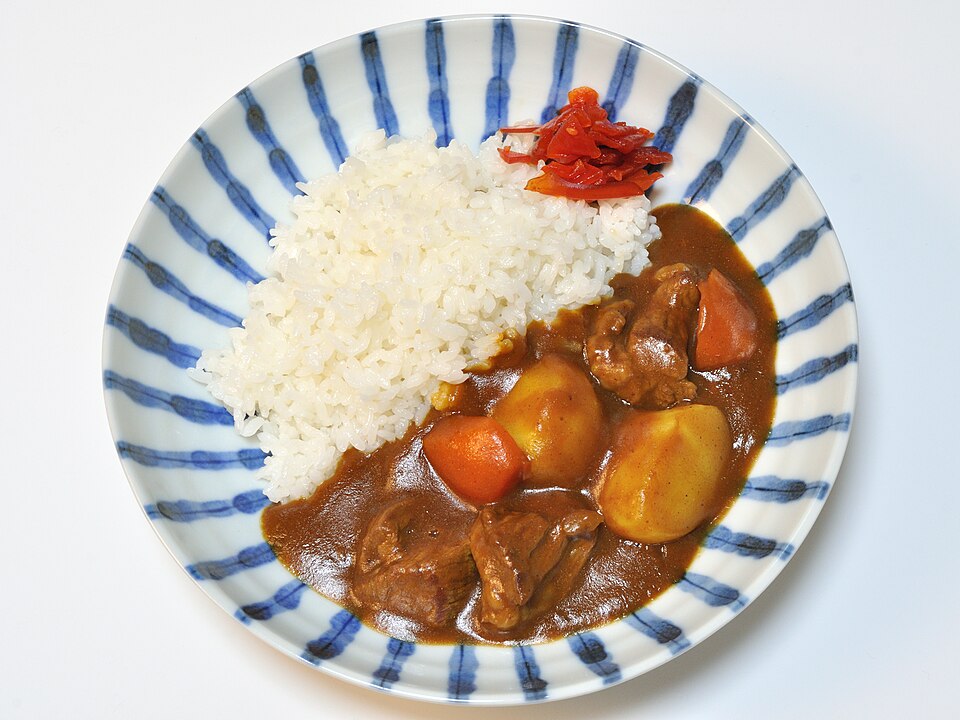 皿に盛ったカレーライス