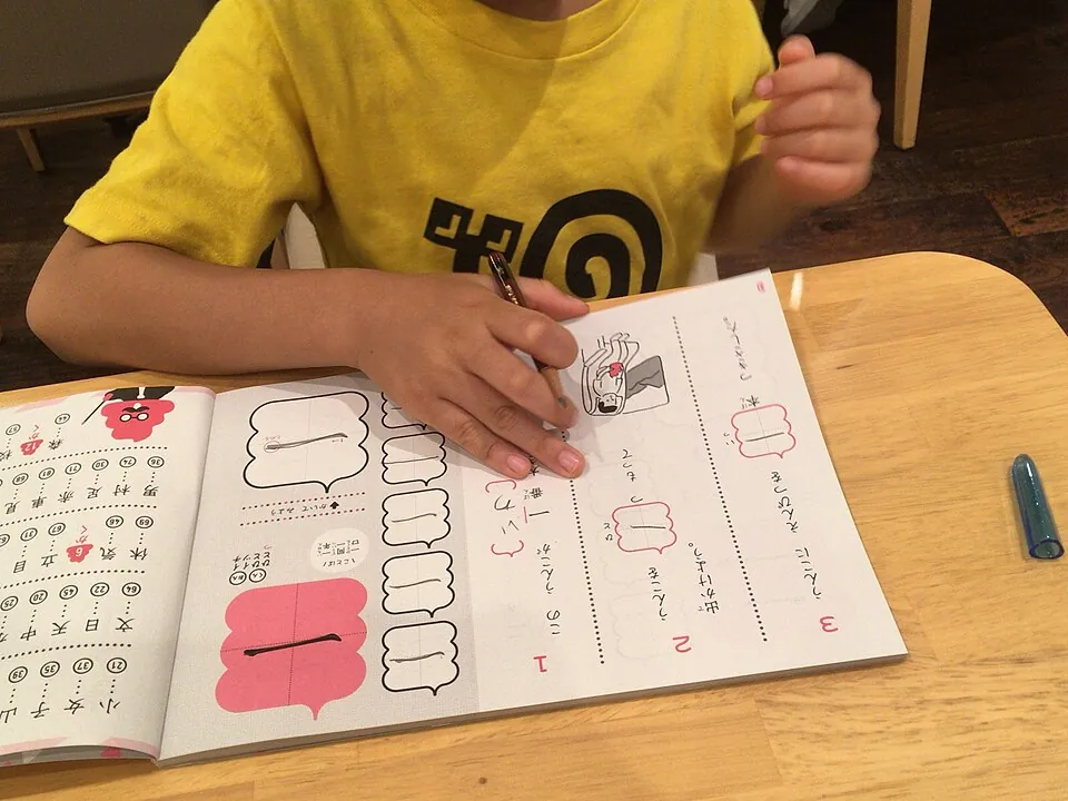 漢字ドリルに書き込む子どもの手