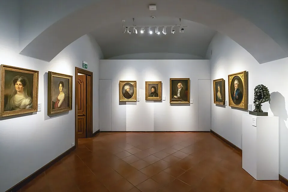 絵が並ぶ宮殿の部屋（旧司教宮殿の展示室）