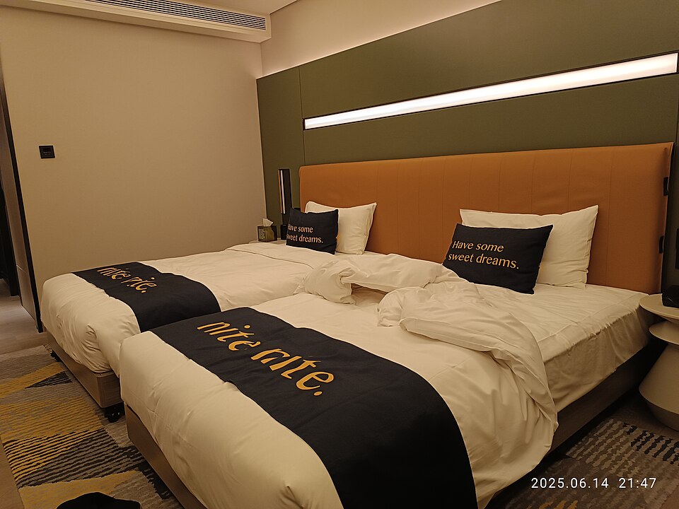 ホテルの部屋に並ぶベッド