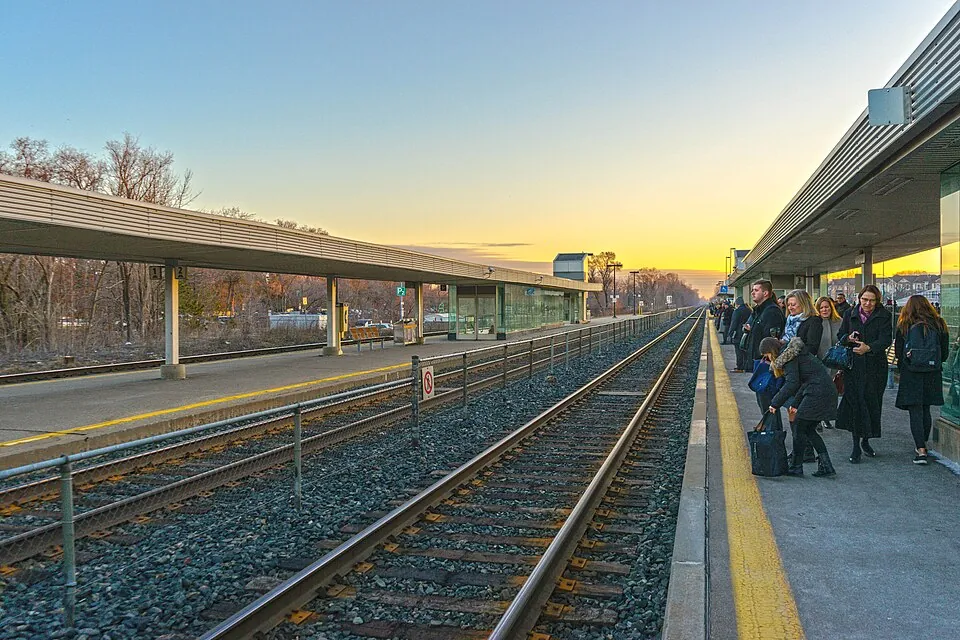 朝日の差す駅のホーム