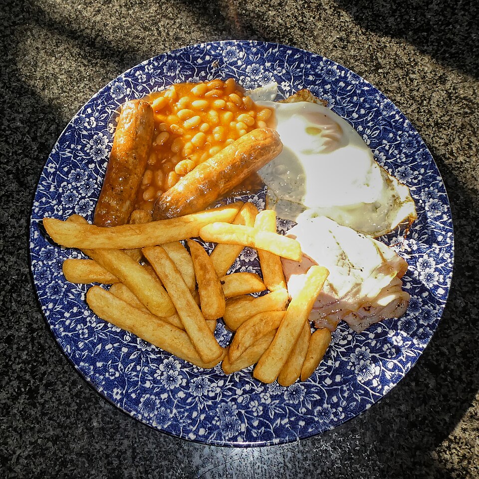 テーブルに置かれた昼食のプレート