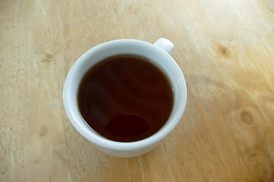 テーブルに置かれた一杯の紅茶