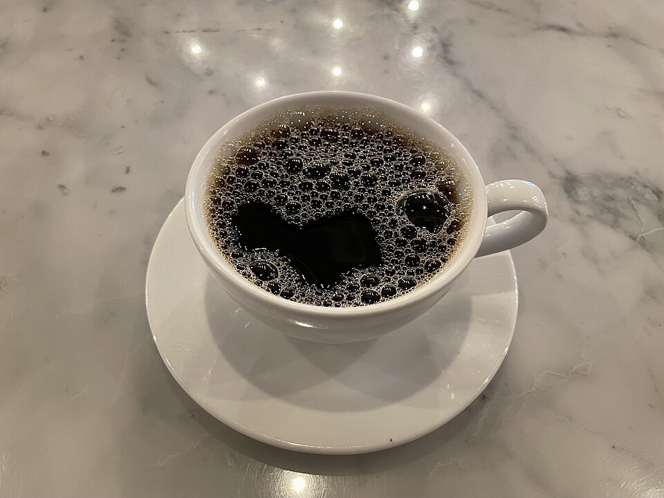 テーブルの上のコーヒーカップ