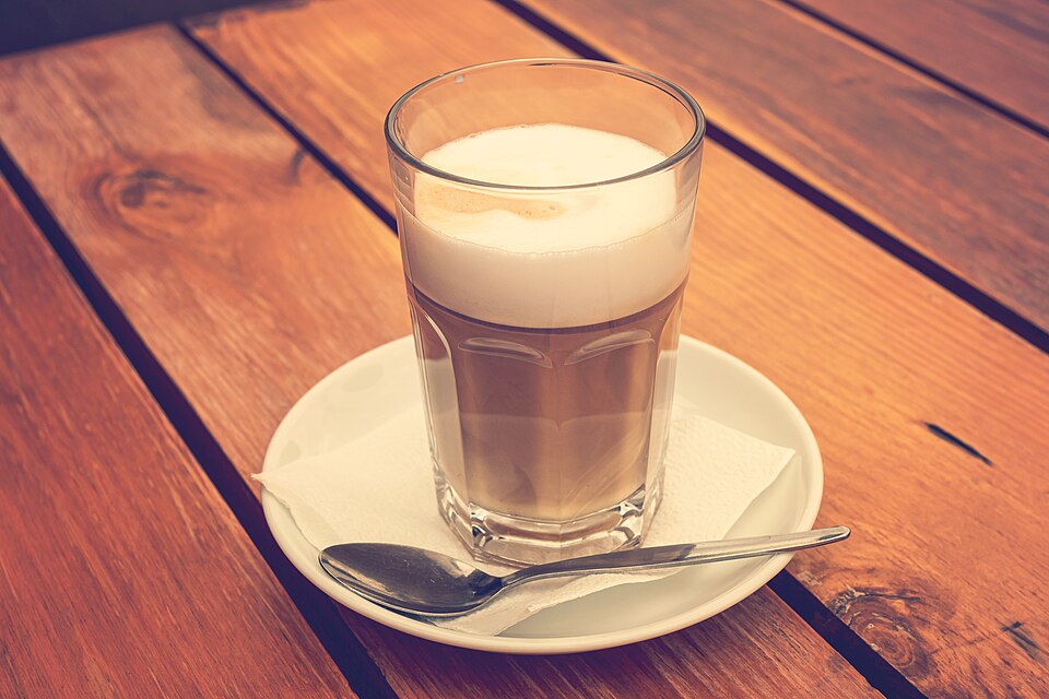 テーブルに置かれたコーヒーカップ