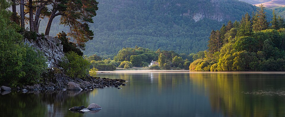 湖のほとりの静かな風景