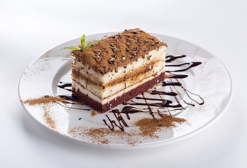 皿にのったチョコレートケーキ