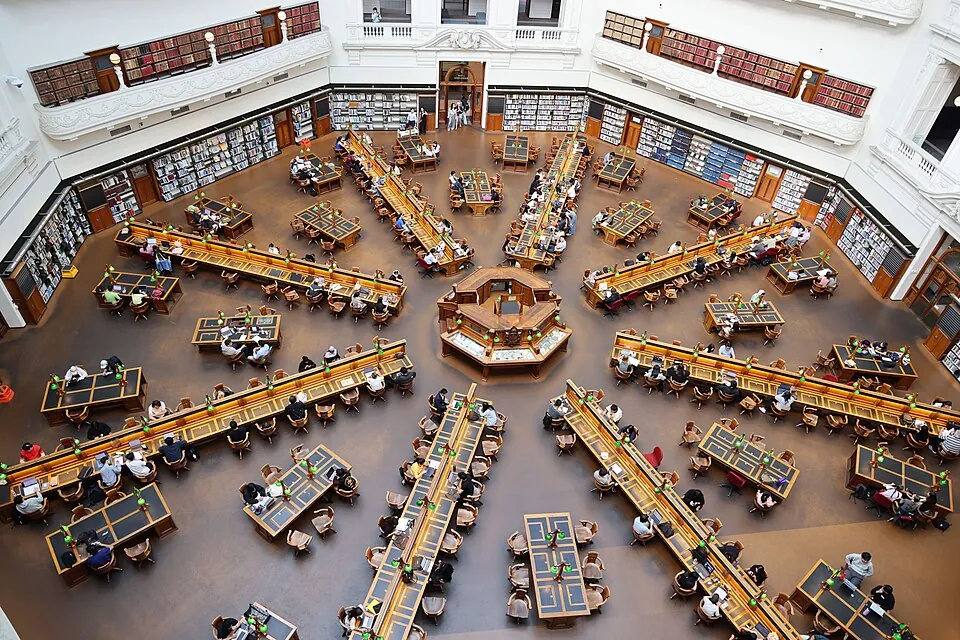 机が並ぶ図書館の閲覧室